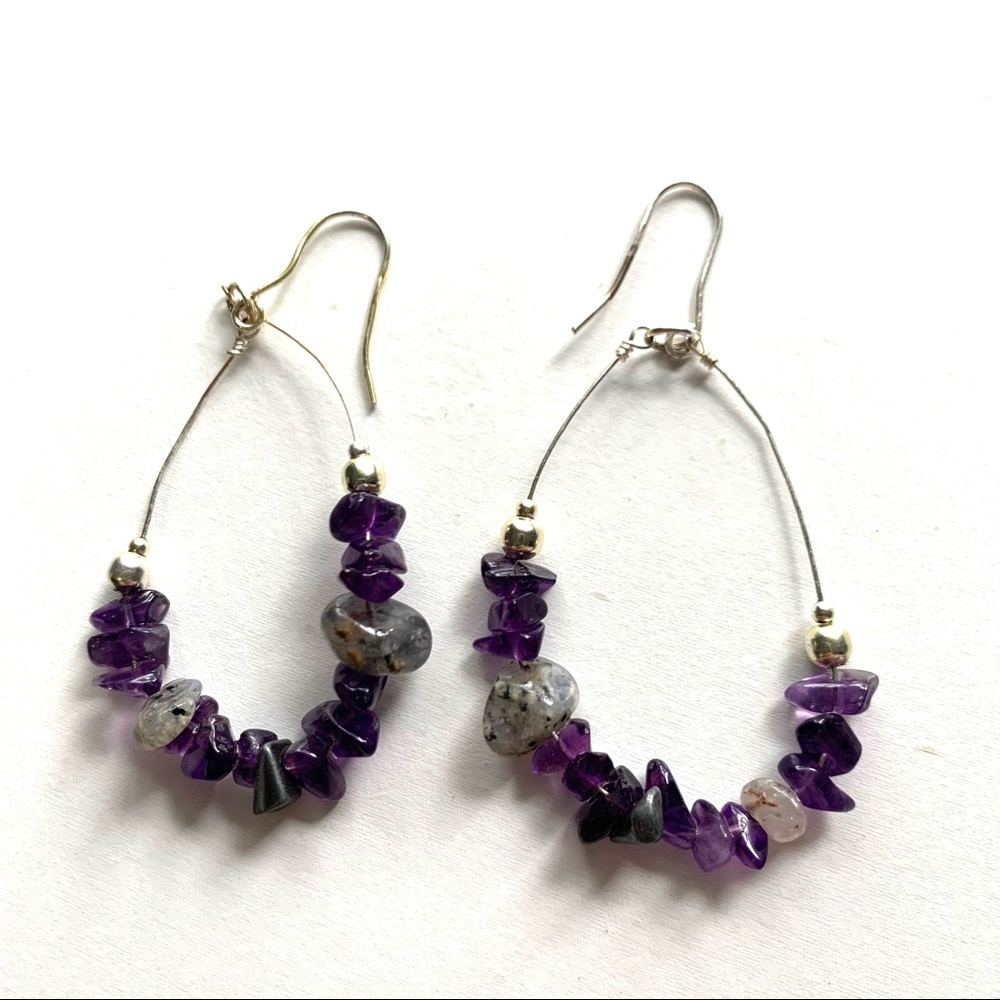 Purple stone & wire hoop earrings.